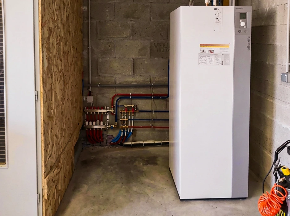 Local technique en sous-sol avec murs en parpaings et cloison OSB