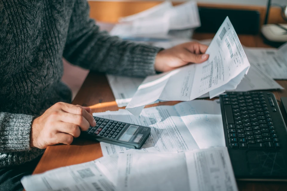 Intérieur industriel avec machine de production automatisée déversant des granulés dans un bac de réception vert