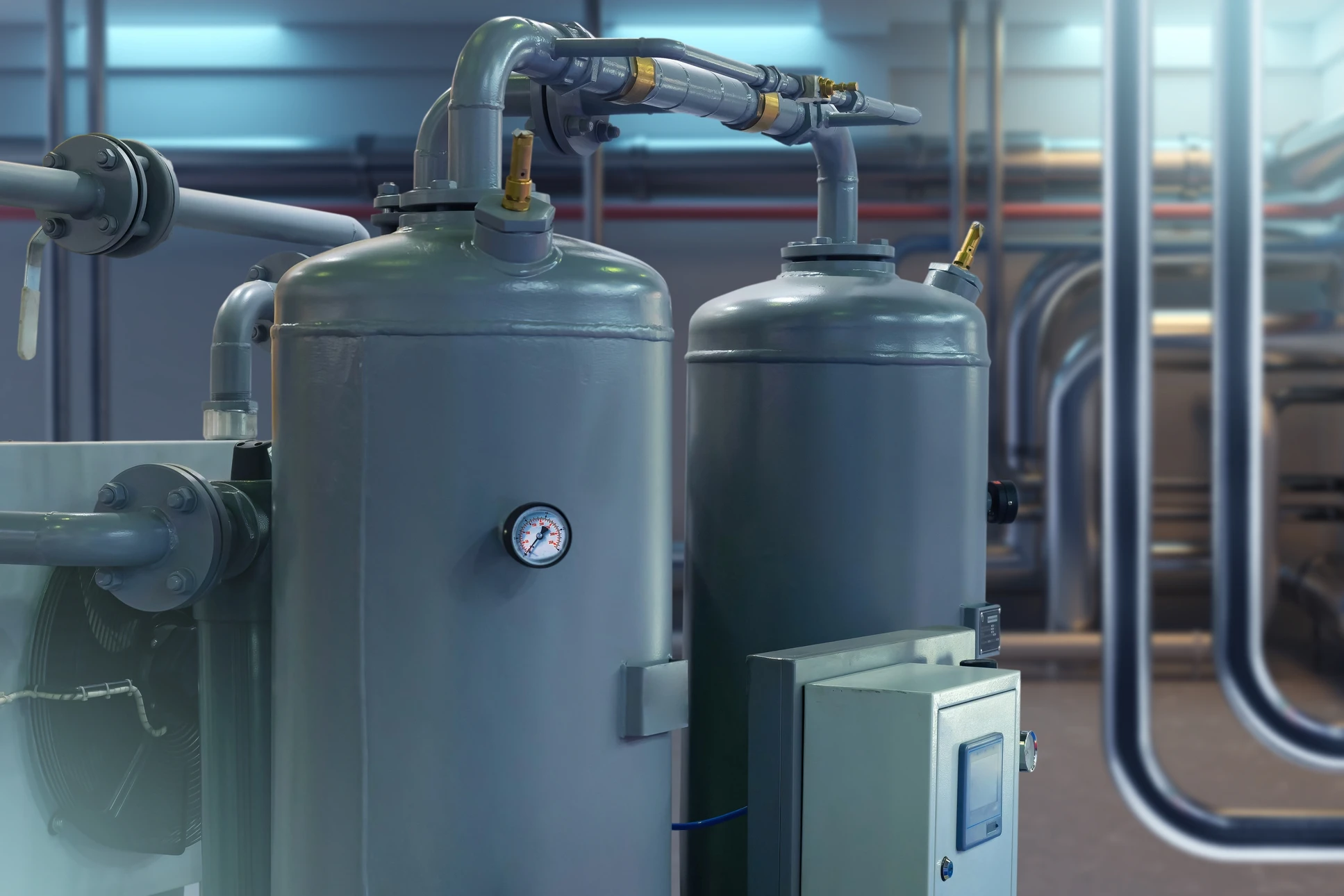 Technicien effectuant la maintenance d'une chaudière à gaz domestique, mains positionnées sur le panneau de contrôle digital