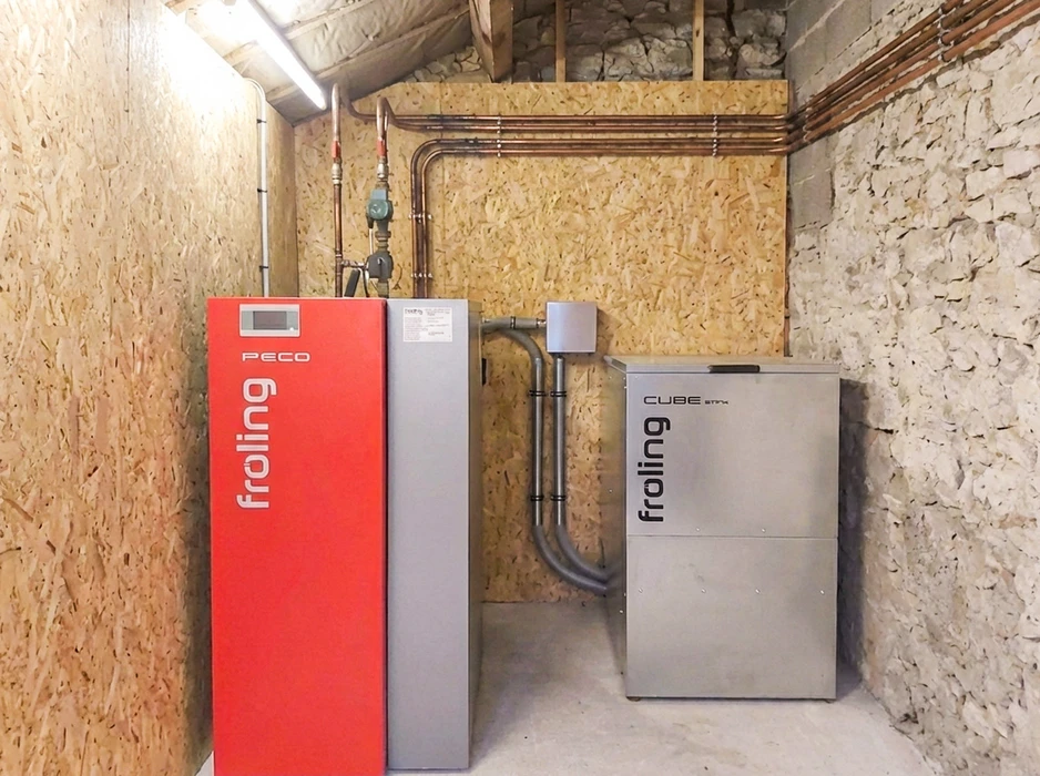 Chaufferie intérieure avec murs en OSB et sol béton